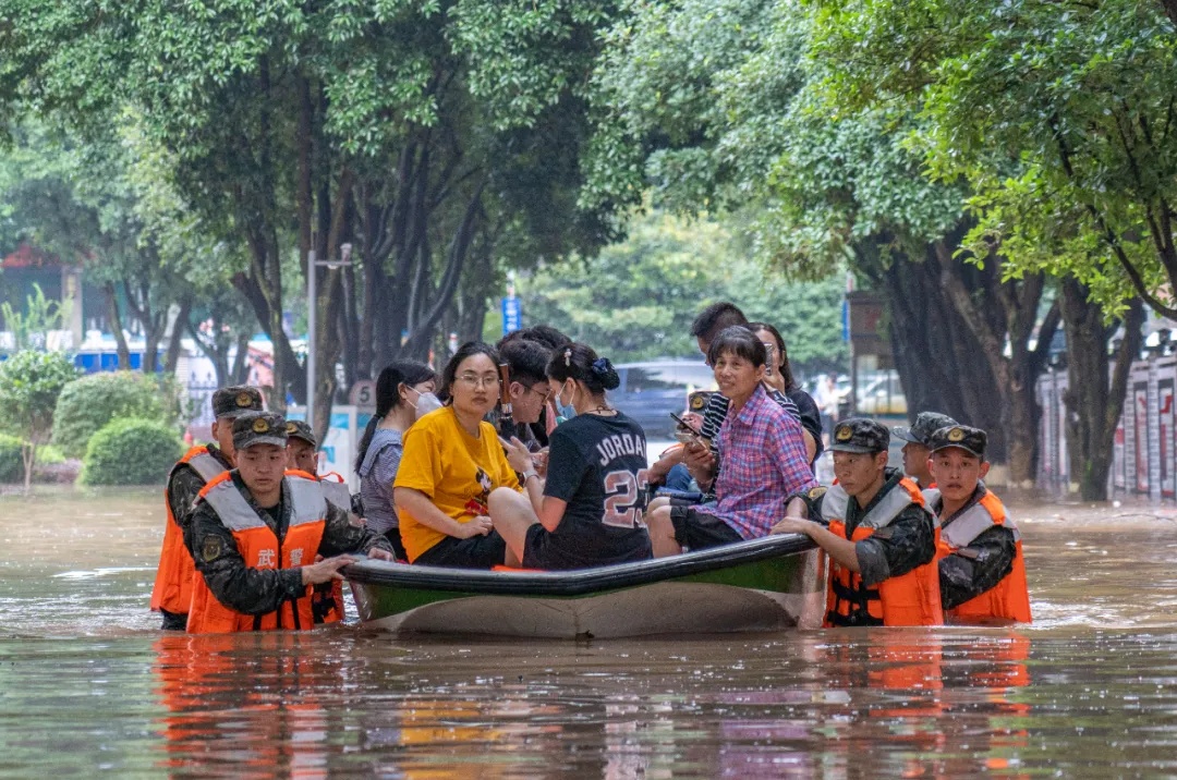 “别怕，我们来了！”汛情面前，这些年轻人上了