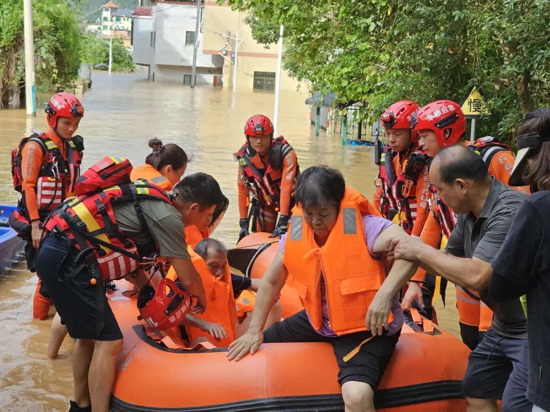 “别怕，我们来了！”汛情面前，这些年轻人上了
