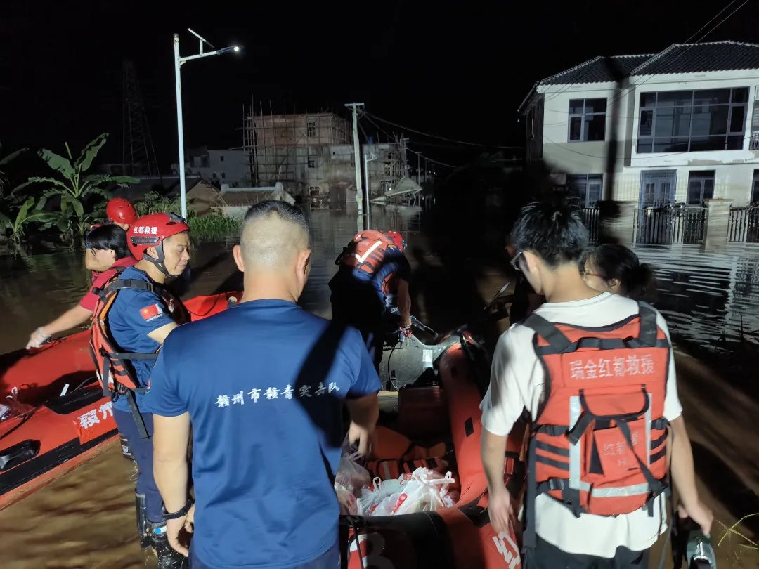 “别怕，我们来了！”汛情面前，这些年轻人上了