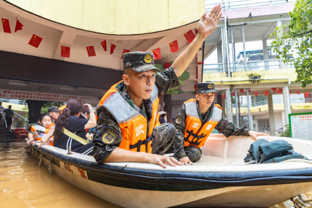 桂林武警官兵奋战救援一线 桂林武警官兵奋战救援一线