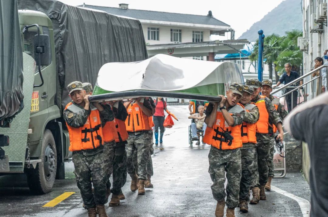 “别怕，我们来了！”汛情面前，这些年轻人上了