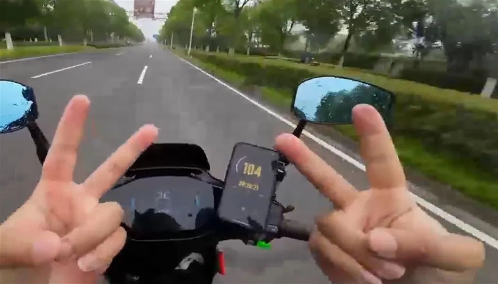 男子非法改装电动车狂飙104码,还“呼叫警察来抓我”?上海警方:已拘留 男子非法改装电动车狂飙104码,还“呼叫警察来抓我”?上海警方:已拘留