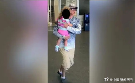 美国一男子带娃抢银行被逮捕:递给出纳员字条 得手后抱起孩子逃走 美国一男子带娃抢银行被逮捕:递给出纳员字条 得手后抱起孩子逃走