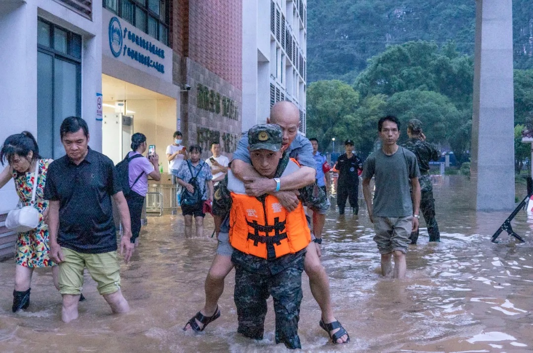 “别怕，我们来了！”汛情面前，这些年轻人上了