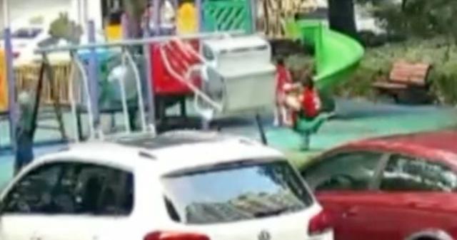 9岁女孩在小区荡椅上玩耍跌落身亡,设备公司被判赔107万!律师解读 9岁女孩在小区荡椅上玩耍跌落身亡,设备公司被判赔107万!律师解读