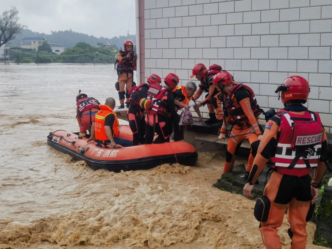 “别怕，我们来了！”汛情面前，这些年轻人上了