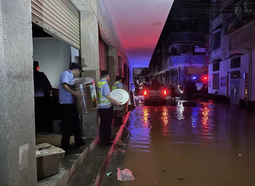 洪水过境!广东封开全力以赴抢险救灾 洪水过境!广东封开全力以赴抢险救灾