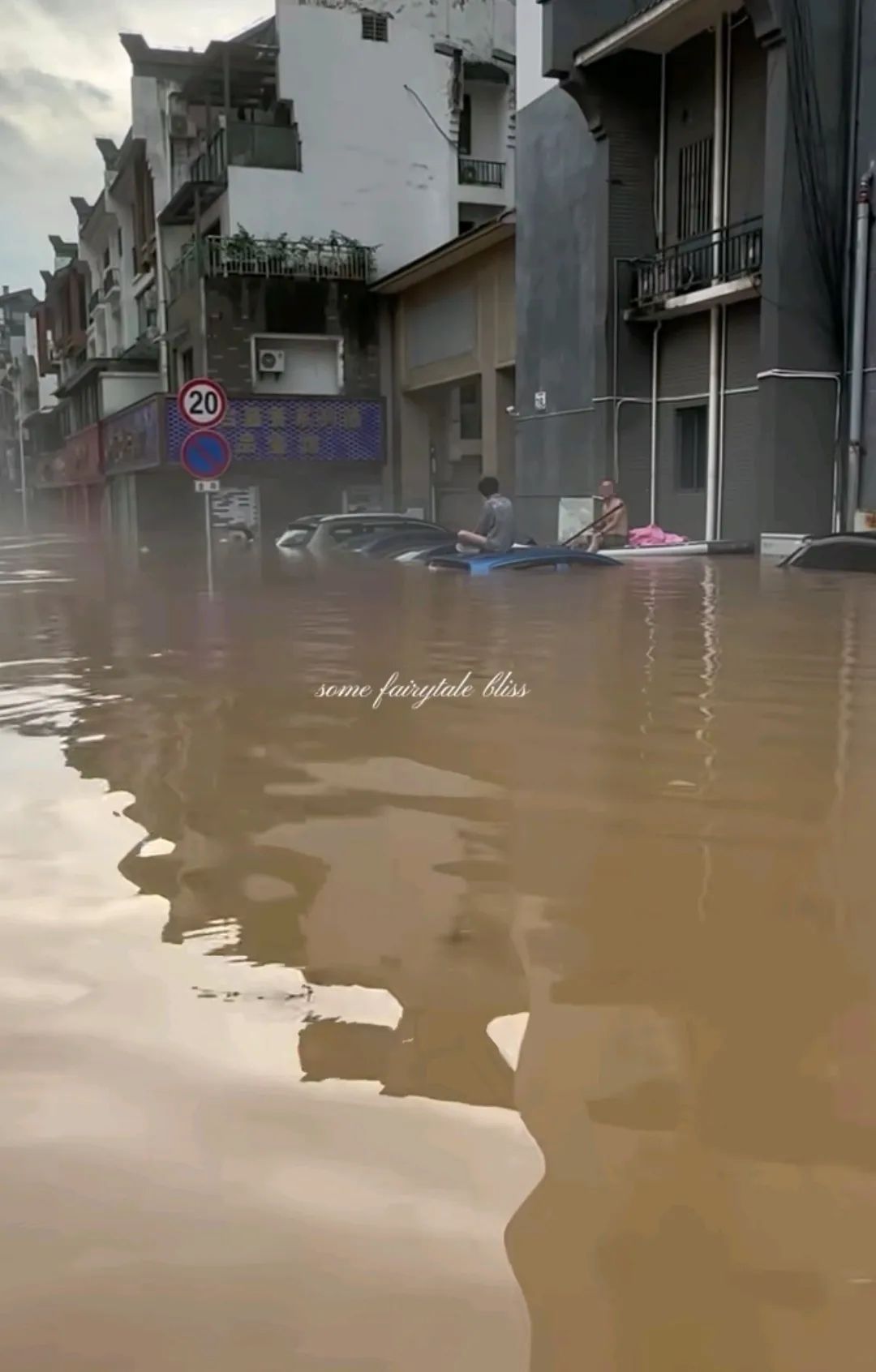 桂林洪水中的自救与互救：男子用皮划艇救20多人，过程令人感动