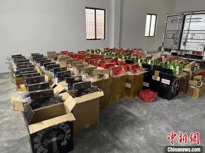 重庆警方破获一起特大非法经营烟草制品案 重庆警方破获一起特大非法经营烟草制品案