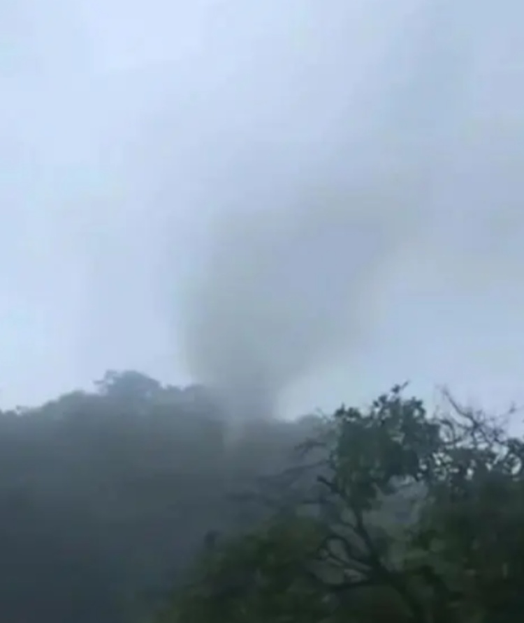 南方多景区因暴雨关闭：象鼻山遭雷击，武功山小溪变河流