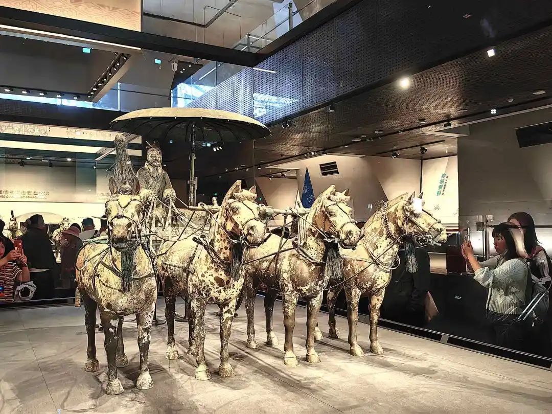 两乘秦陵铜车马在出土地列队迎客