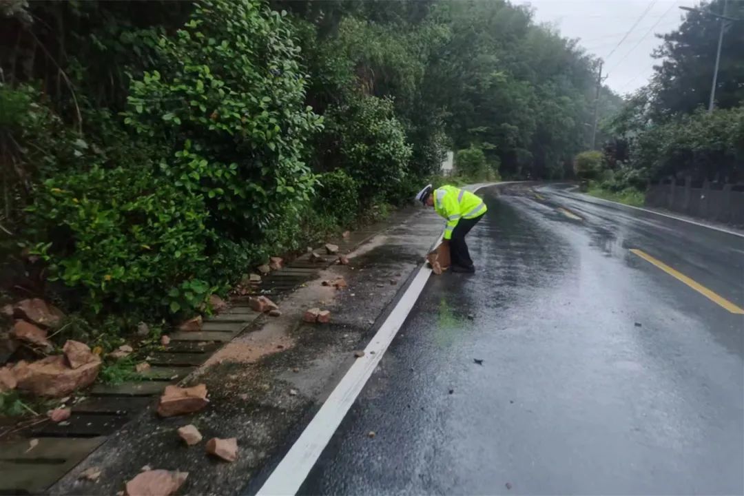 直击现场！暴雨突袭安徽，他们全力迎战！