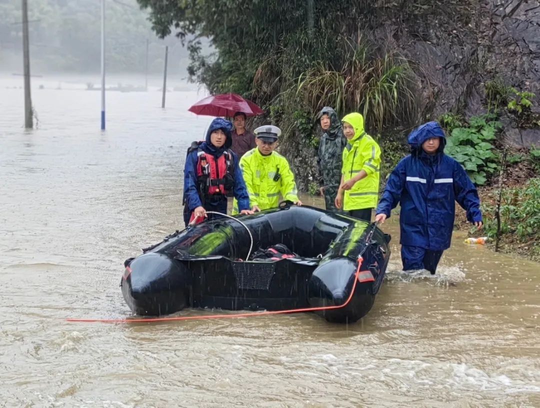 直击现场！暴雨突袭安徽，他们全力迎战！