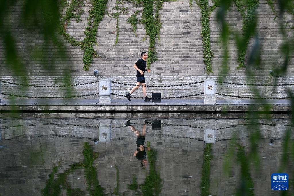西安:古城墙下全民健身掀热潮 西安:古城墙下全民健身掀热潮