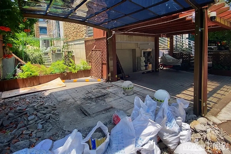 上海一别墅小区发生冲突!一男一女各自“挂彩”,场面一度失控,警方紧急叫停 上海一别墅小区发生冲突!一男一女各自“挂彩”,场面一度失控,警方紧急叫停