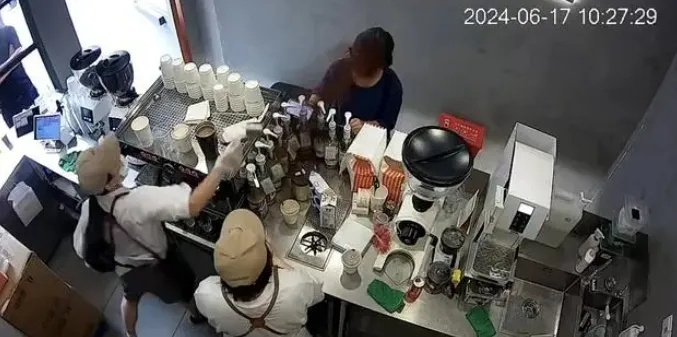 扇顾客耳光?泼咖啡粉?最新回应来了! 扇顾客耳光?泼咖啡粉?最新回应来了!