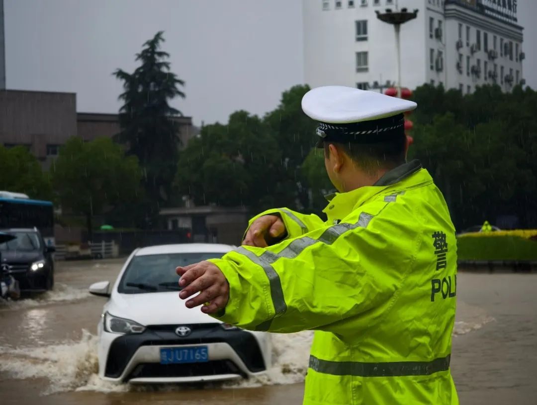直击现场！暴雨突袭安徽，他们全力迎战！