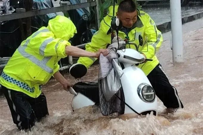 直击现场！暴雨突袭安徽，他们全力迎战！
