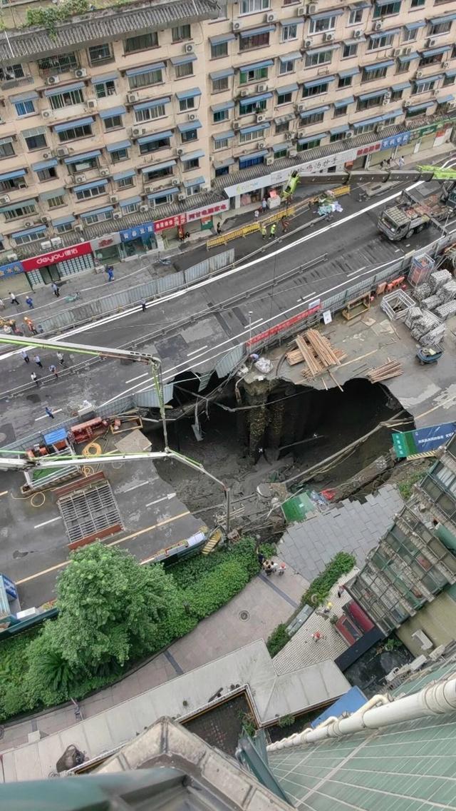 成都地铁13号线一在建站点路面发生坍塌，商户：附近已停水