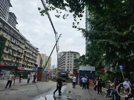 成都在建地铁因自来水管爆管致路面坍塌，附近小区保安称事发后物业立即组织居民撤离