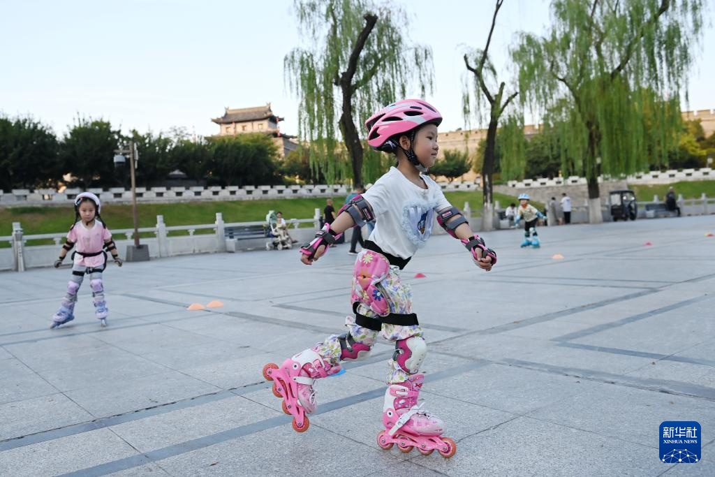 西安:古城墙下全民健身掀热潮 西安:古城墙下全民健身掀热潮