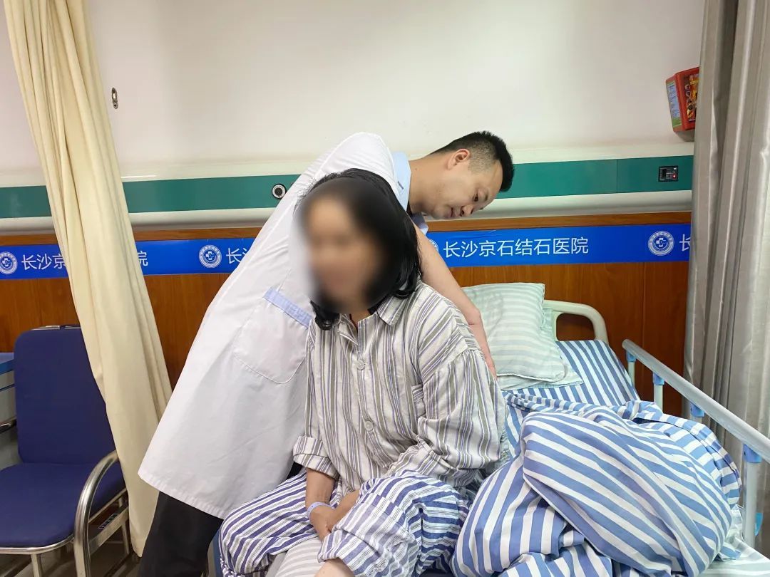 55岁女子下腹部不适，就医查出“玫瑰花状”肾结石