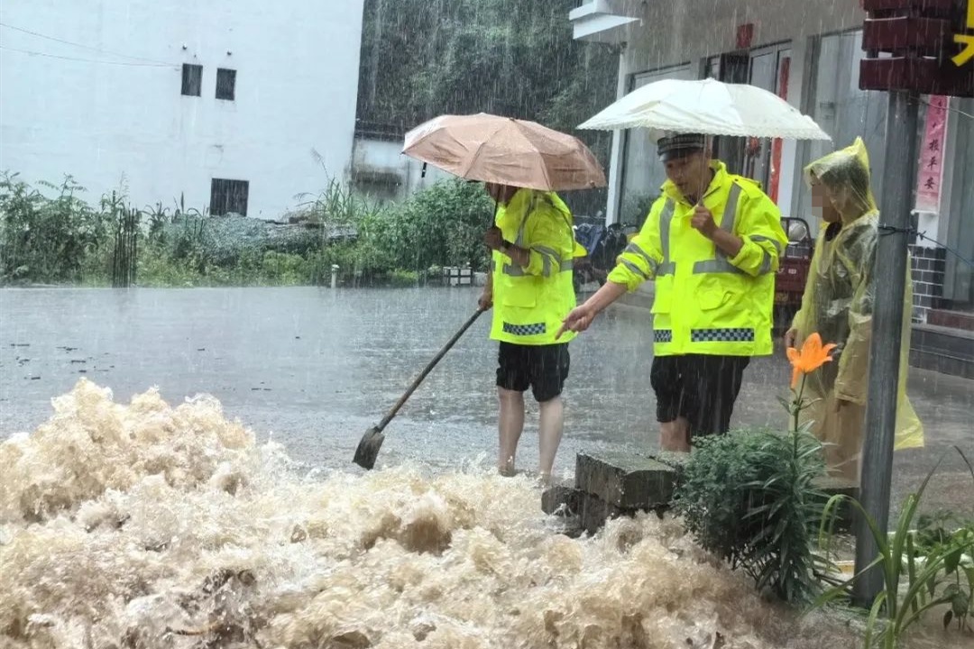 直击现场！暴雨突袭安徽，他们全力迎战！