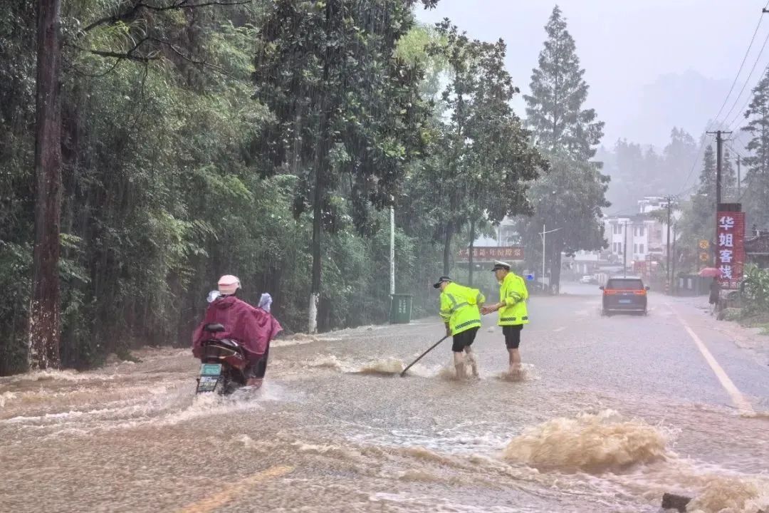 直击现场！暴雨突袭安徽，他们全力迎战！