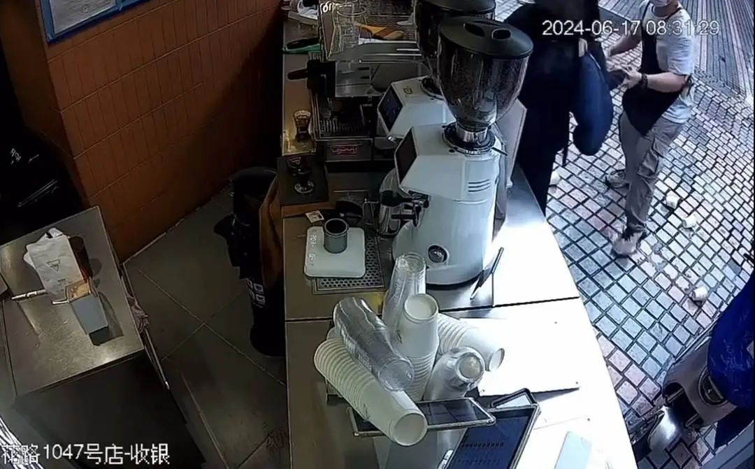 Manner咖啡店员因催单与顾客起冲突，当地回应：店员已道歉
