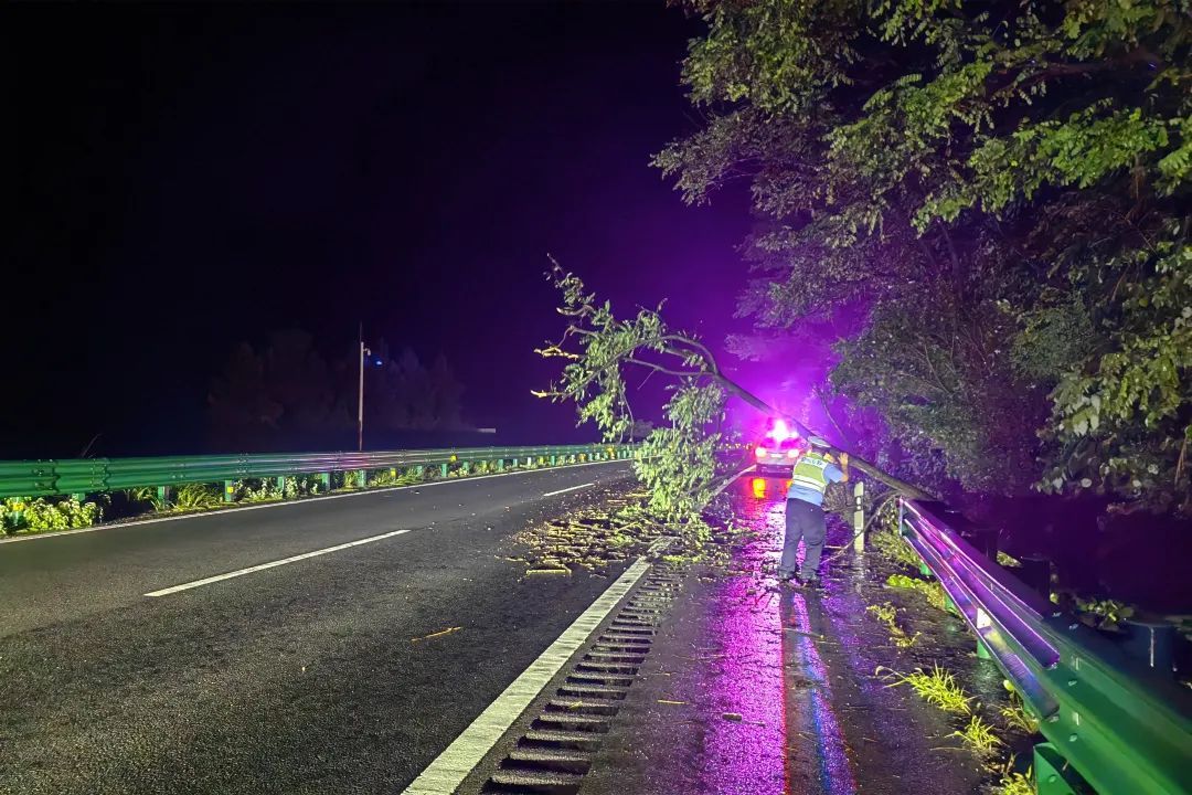 直击现场！暴雨突袭安徽，他们全力迎战！