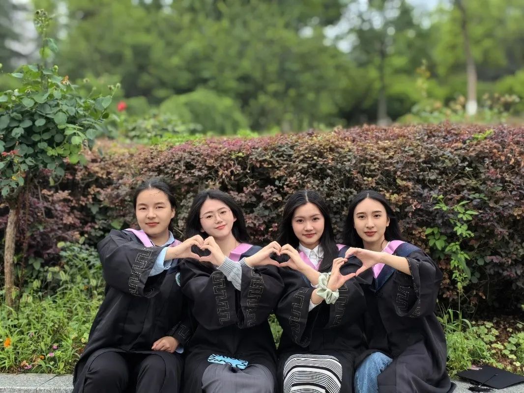 上课是要互相保管手机的，课下是要一起交流讨论的……“你们宿舍还有空床吗？”