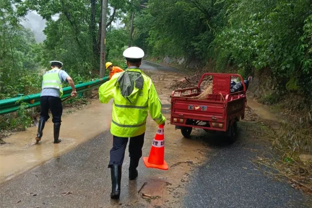 直击现场！暴雨突袭安徽，他们全力迎战！