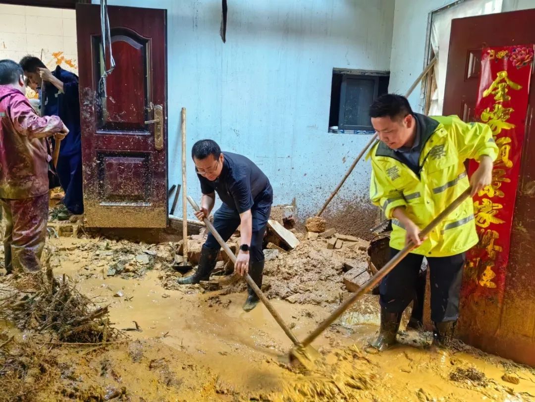 直击现场！暴雨突袭安徽，他们全力迎战！