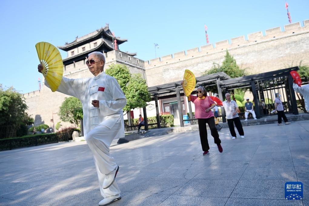 西安:古城墙下全民健身掀热潮 西安:古城墙下全民健身掀热潮