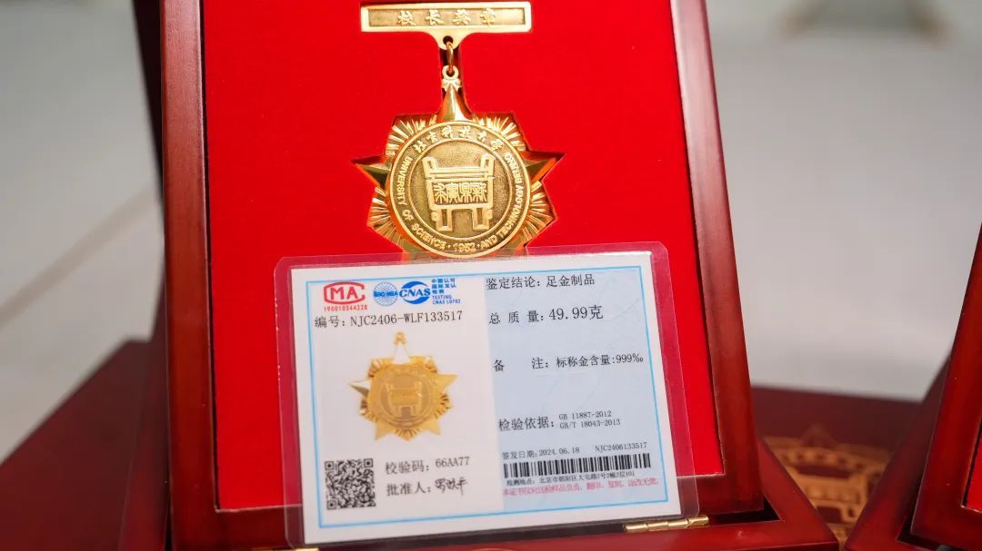 毕业典礼上老师给毕业生撑伞!后续也很感人 毕业典礼上老师给毕业生撑伞!后续也很感人