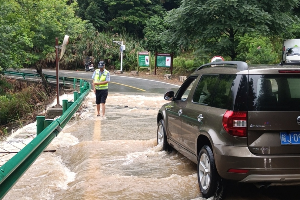 直击现场！暴雨突袭安徽，他们全力迎战！