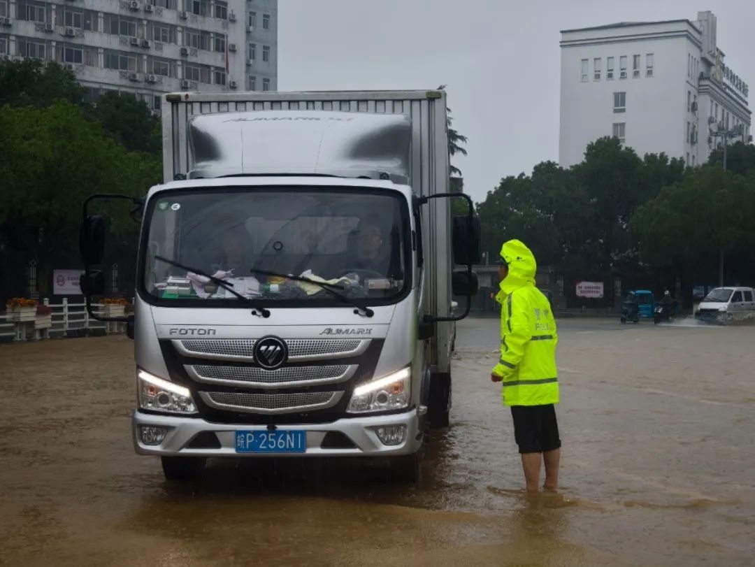 直击现场！暴雨突袭安徽，他们全力迎战！