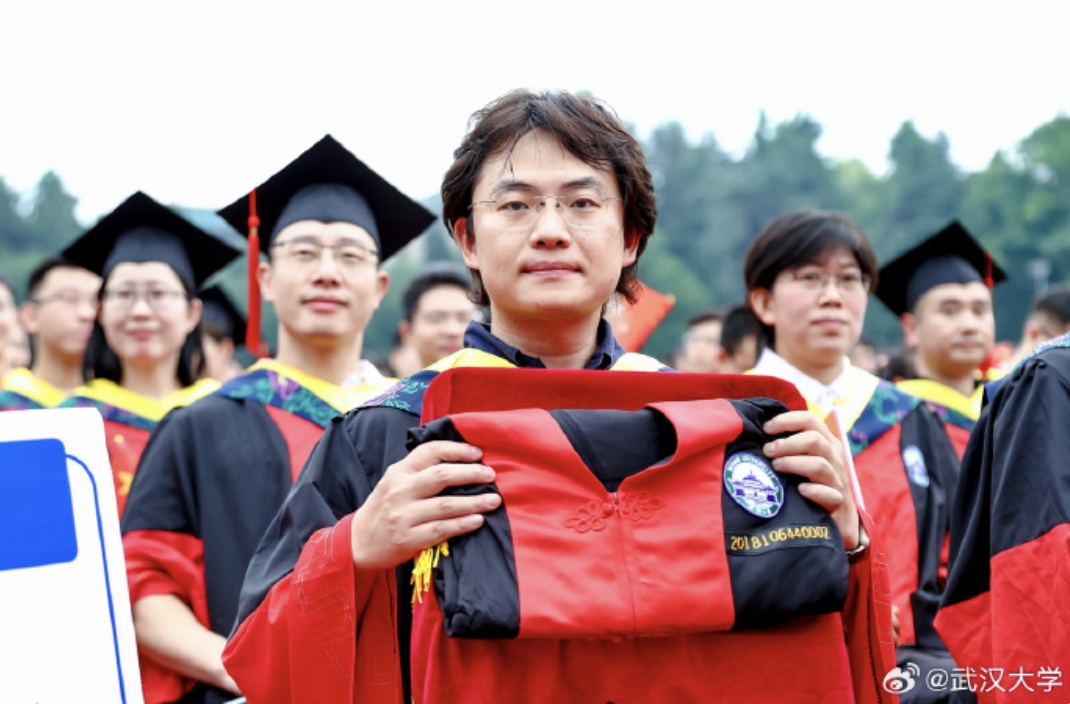 毕业去向：南极！武大专门为他做了件学位服……