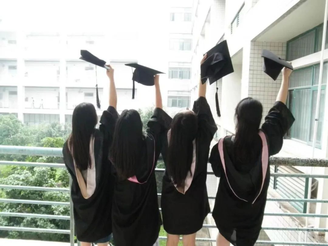 上课是要互相保管手机的，课下是要一起交流讨论的……“你们宿舍还有空床吗？”