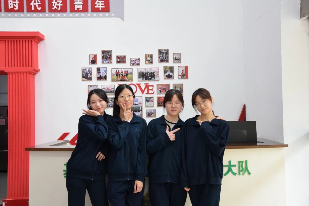 上课是要互相保管手机的，课下是要一起交流讨论的……“你们宿舍还有空床吗？”