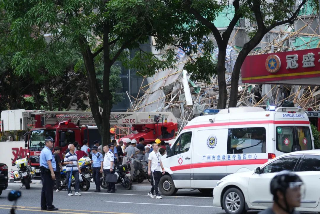突发！广州天府路一居民楼外墙脚手架坍塌
