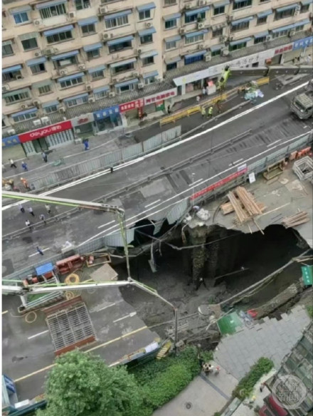 成都在建地铁因自来水管爆管致路面坍塌，附近小区保安称事发后物业立即组织居民撤离