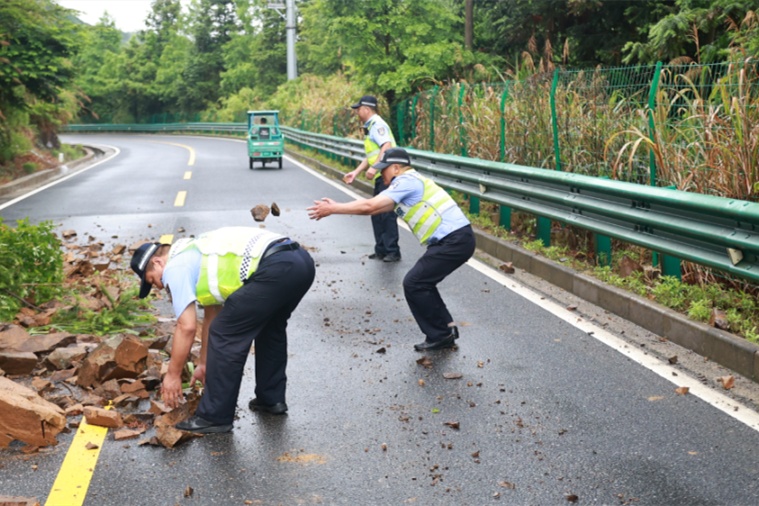 直击现场！暴雨突袭安徽，他们全力迎战！