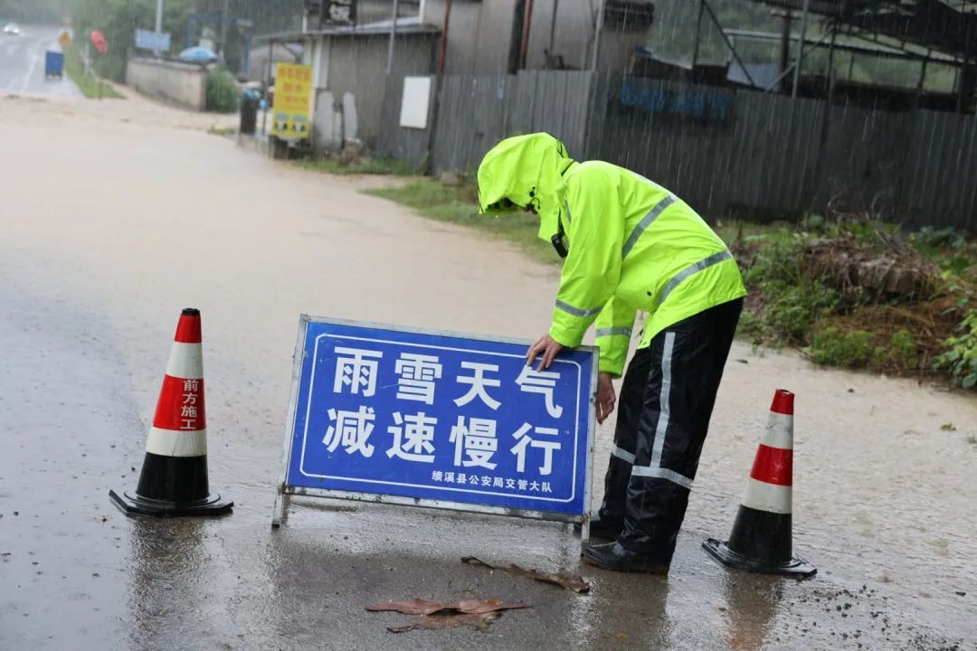 直击现场！暴雨突袭安徽，他们全力迎战！