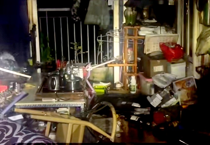 高层住宅凌晨起火,现场一片狼藉!原因疑似→ 高层住宅凌晨起火,现场一片狼藉!原因疑似→