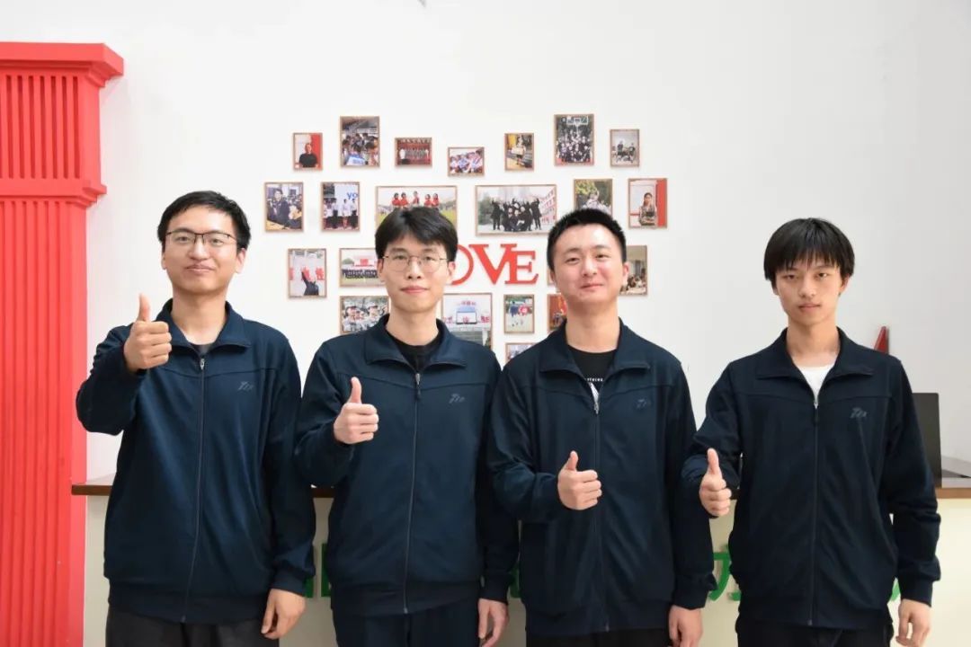 上课是要互相保管手机的，课下是要一起交流讨论的……“你们宿舍还有空床吗？”