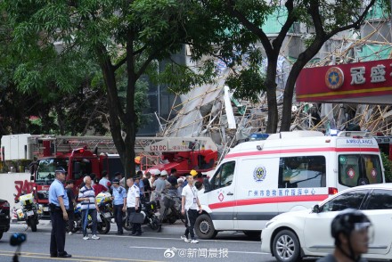 广州市天府路一居民楼脚手架垮塌 广州市天府路一居民楼脚手架垮塌