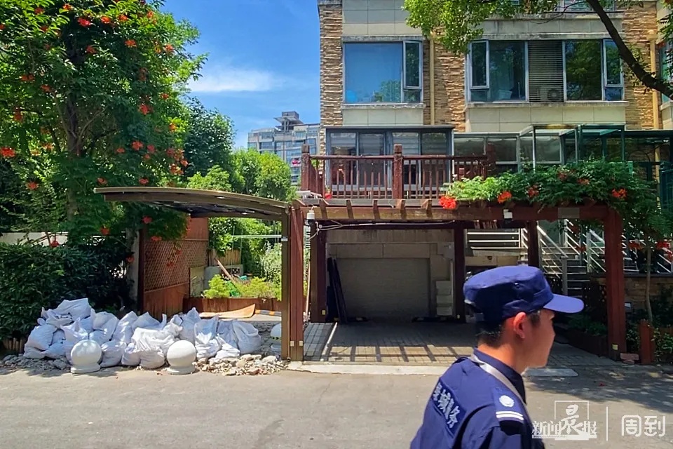 上海一别墅小区发生冲突!一男一女各自“挂彩”,场面一度失控,警方紧急叫停 上海一别墅小区发生冲突!一男一女各自“挂彩”,场面一度失控,警方紧急叫停