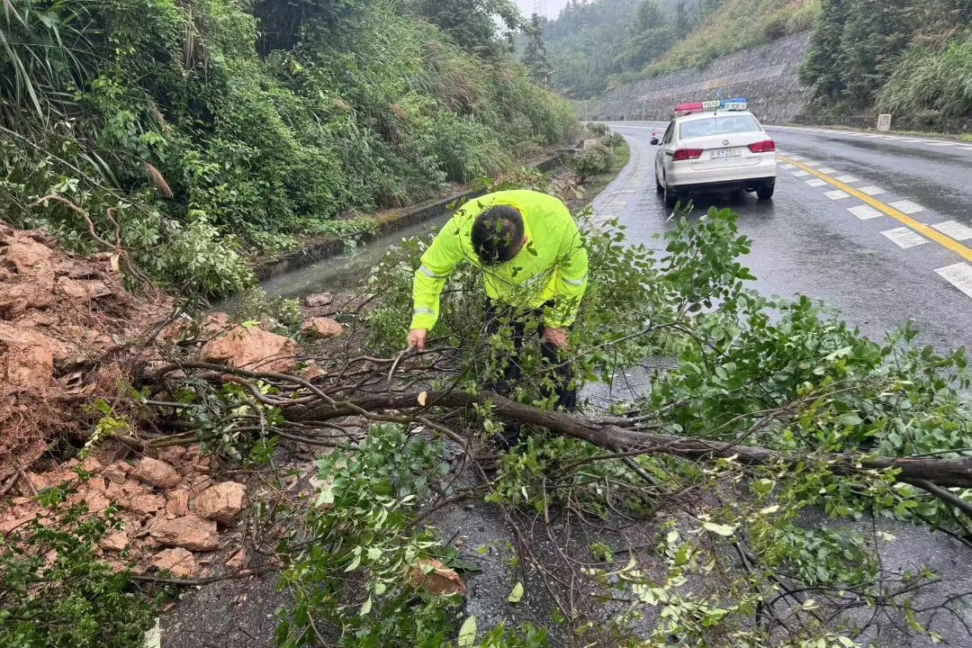 直击现场！暴雨突袭安徽，他们全力迎战！