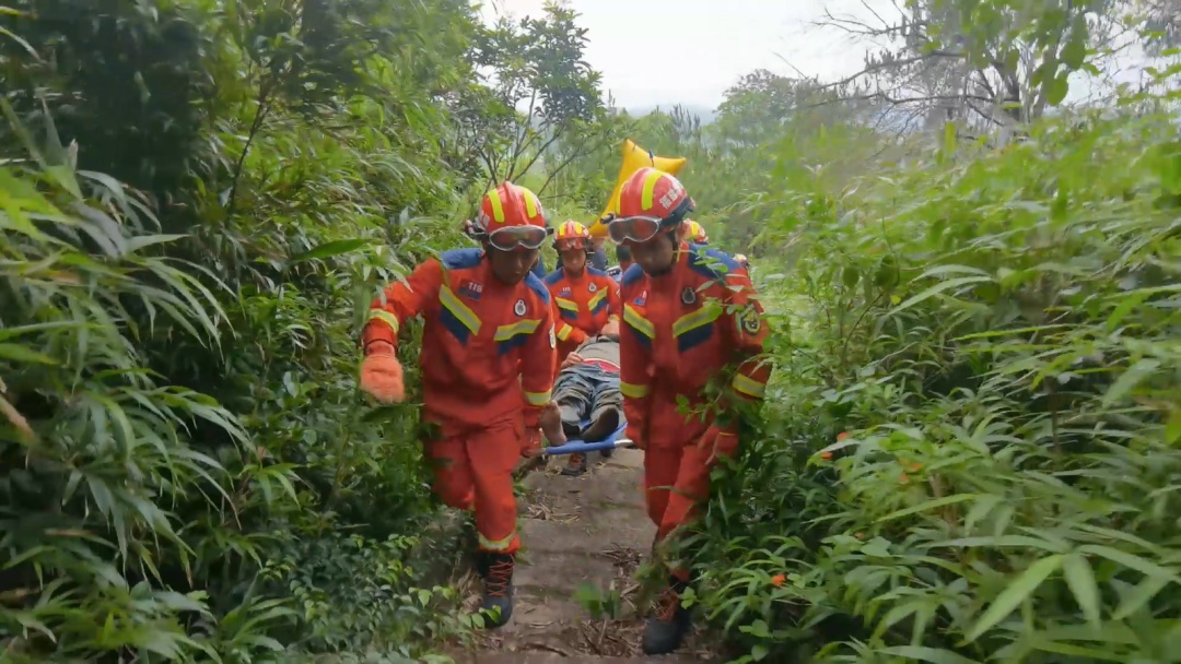 雨天登山游玩，男子不慎失足坠崖！